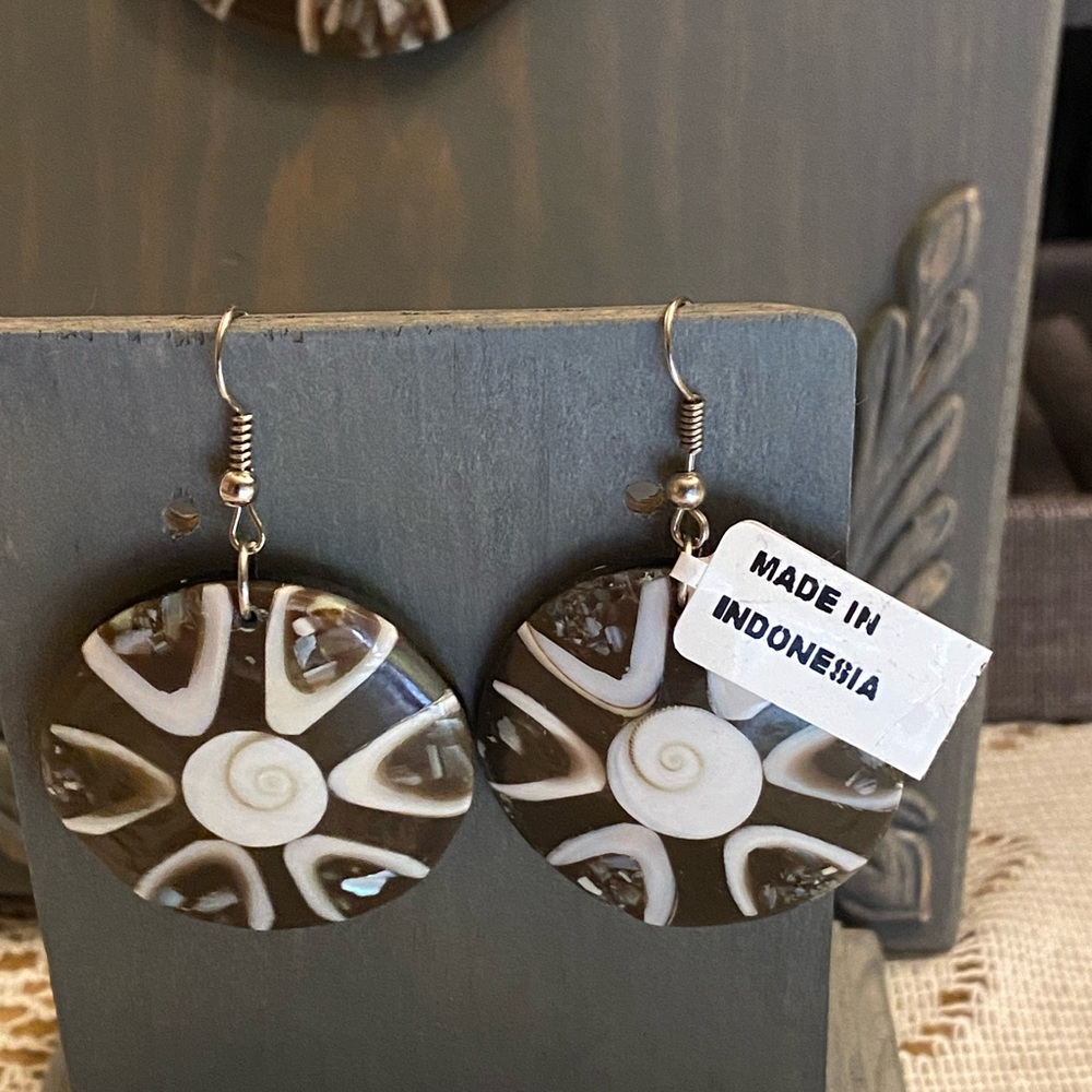 Shiva Shell earrings and necklace combination on twisted seed bead cord. NWT. - Picture 6 of 9
